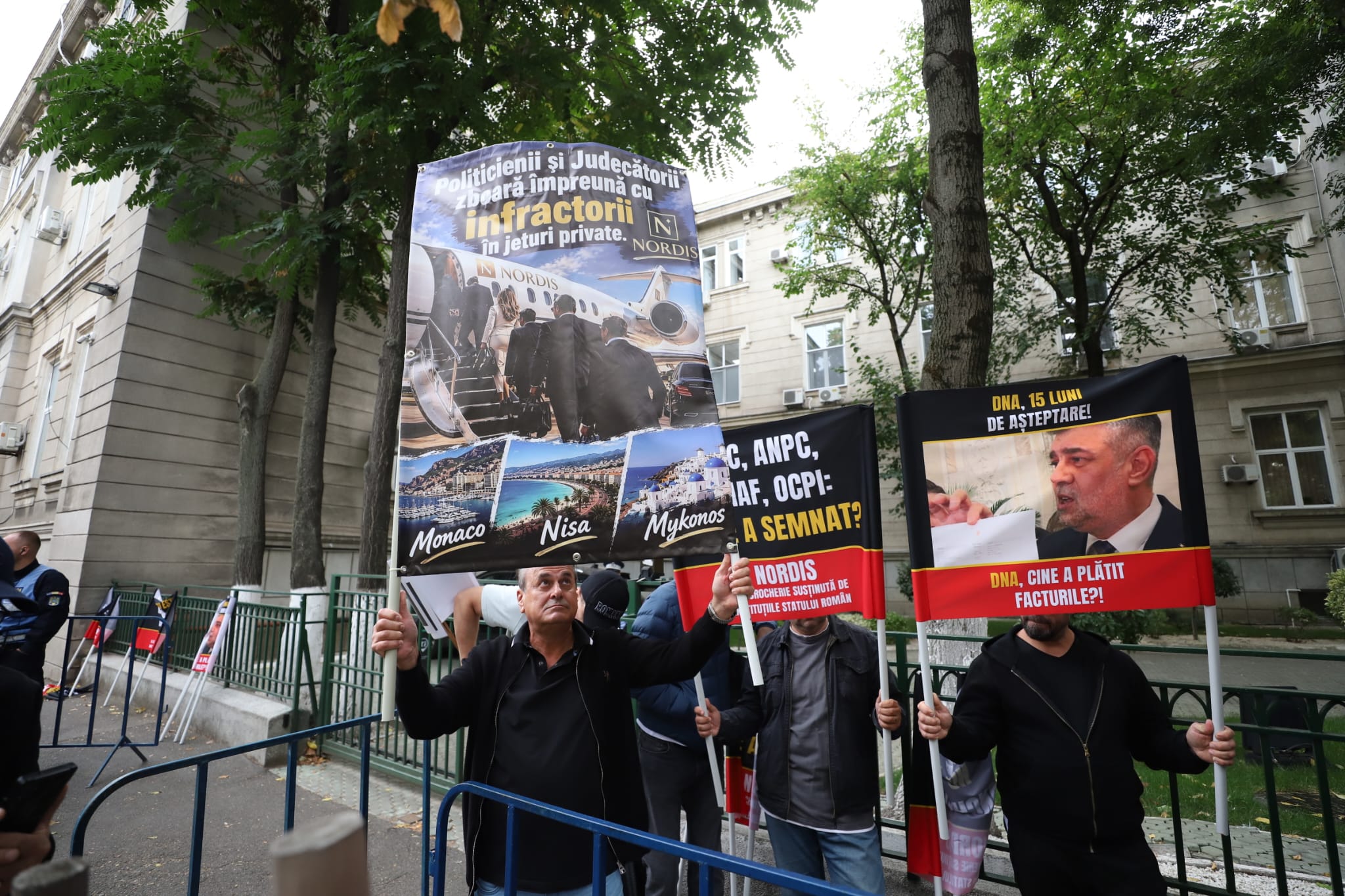 Păgubiții Nordis protestează în fața DNA