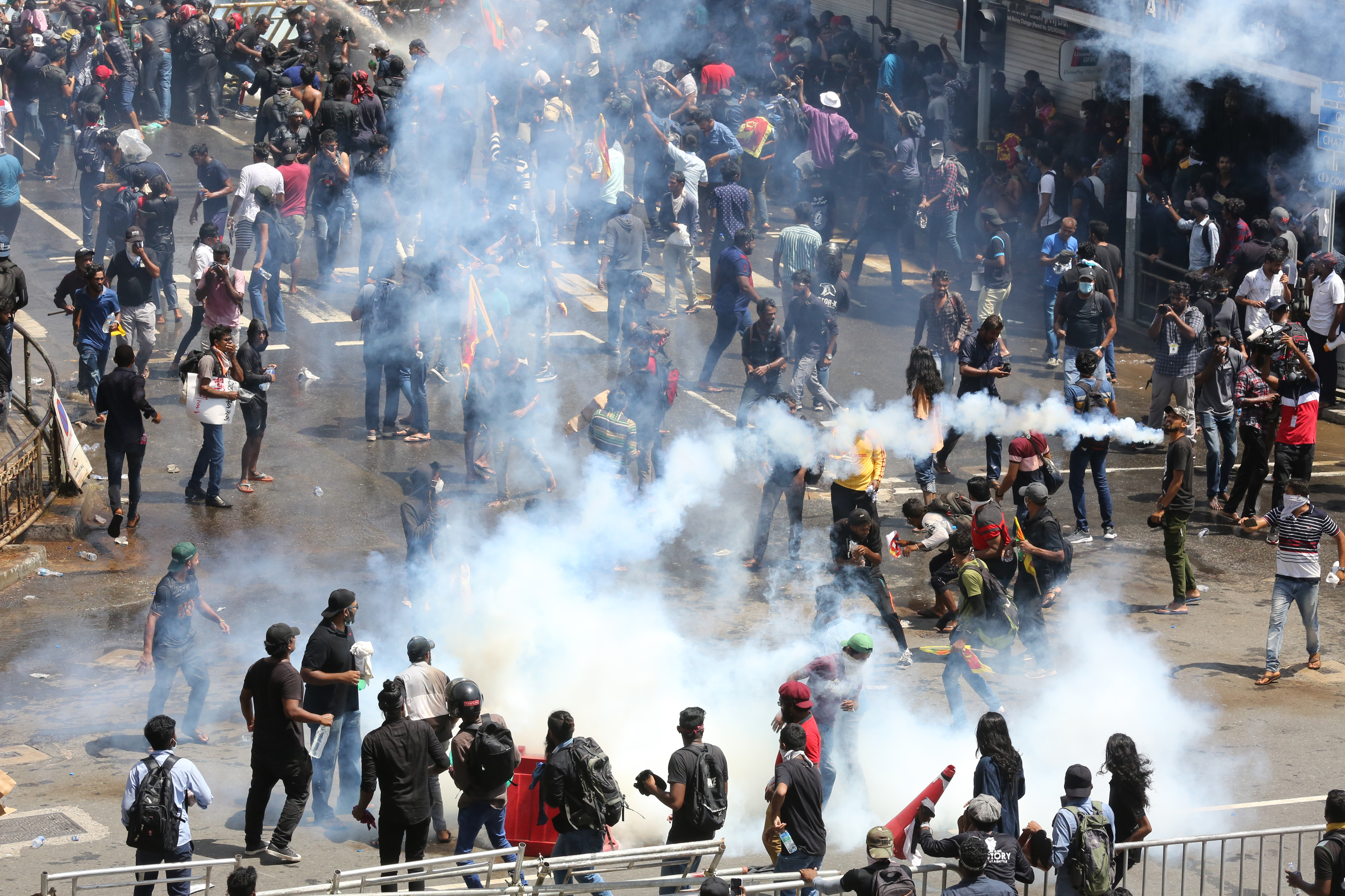 Președintele din Sri Lanka și-a anunțat demisia după protestele violente. Mii de oameni au luat cu asalt reședința sa