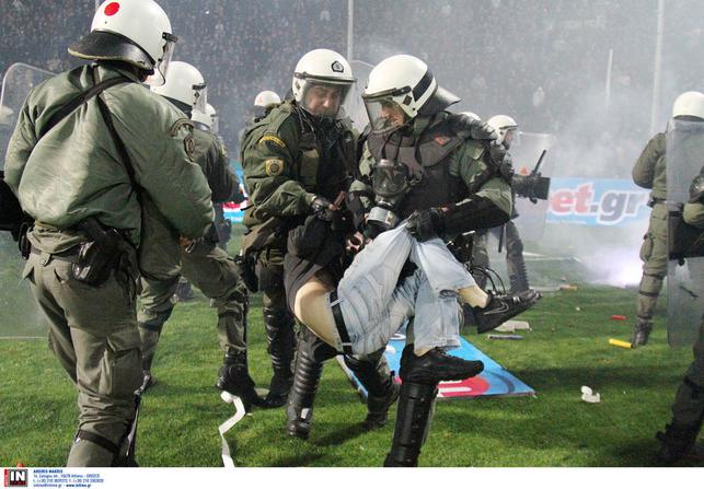 Război în Grecia: meciul PAOK - Olympiacos a fost abandonat. ^Fanii au intrat pe teren! Antrenorul oaspeților a fost lovit / VIDEO