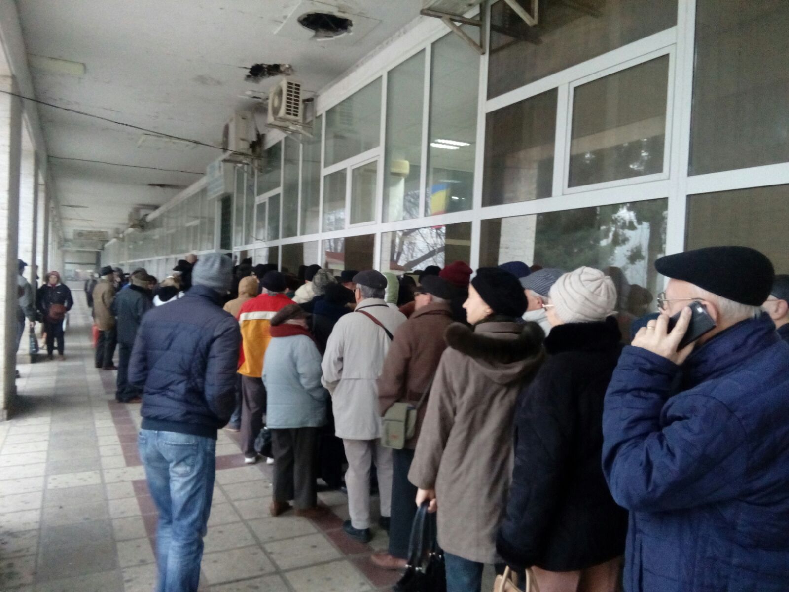 FOTO| Înghesuială, îmbrânceli și ghionturi la Galați, pentru plata impozitelor în prima zi de deschidere a ghișeelor