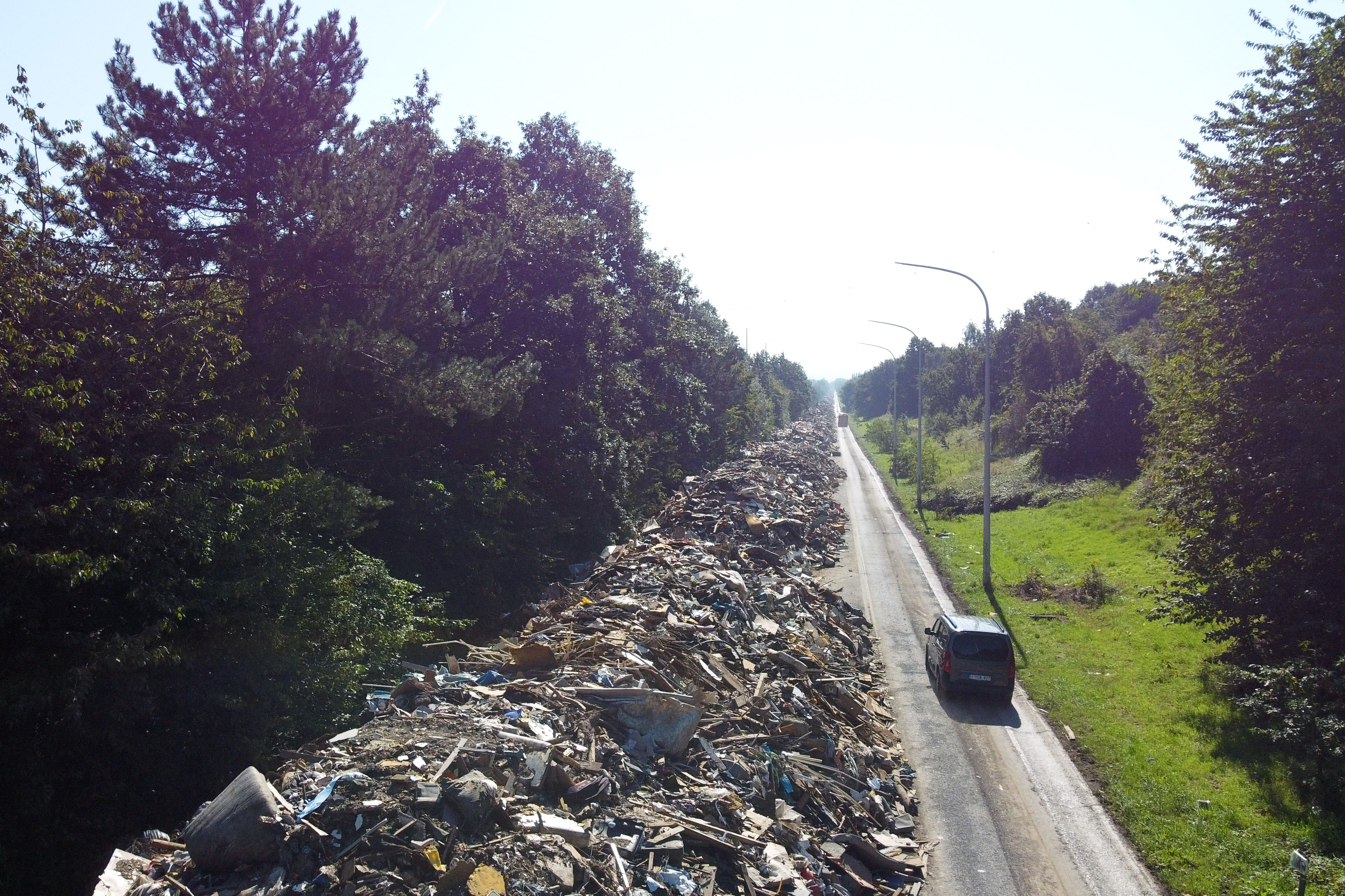 Imaginile dezastrului: O autostradă din Belgia, transformată în groapă de gunoi după inundațiile catastrofale din iulie