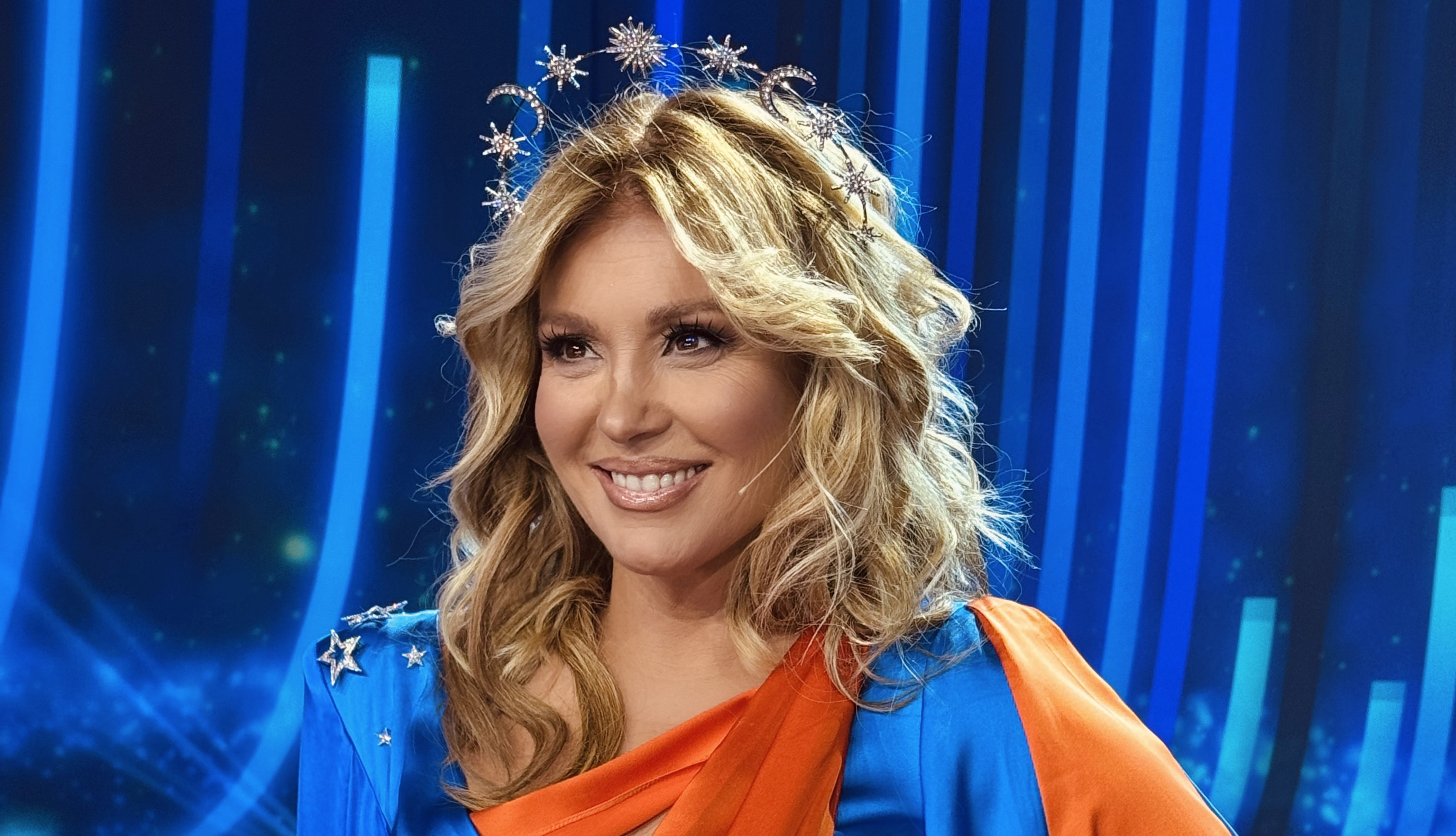 Liptai Claudia egy izgalmas kék-narancssárga ruhát viselt a Sztárban sztár All Stars adásában, melyet Kiss Márk tervezett