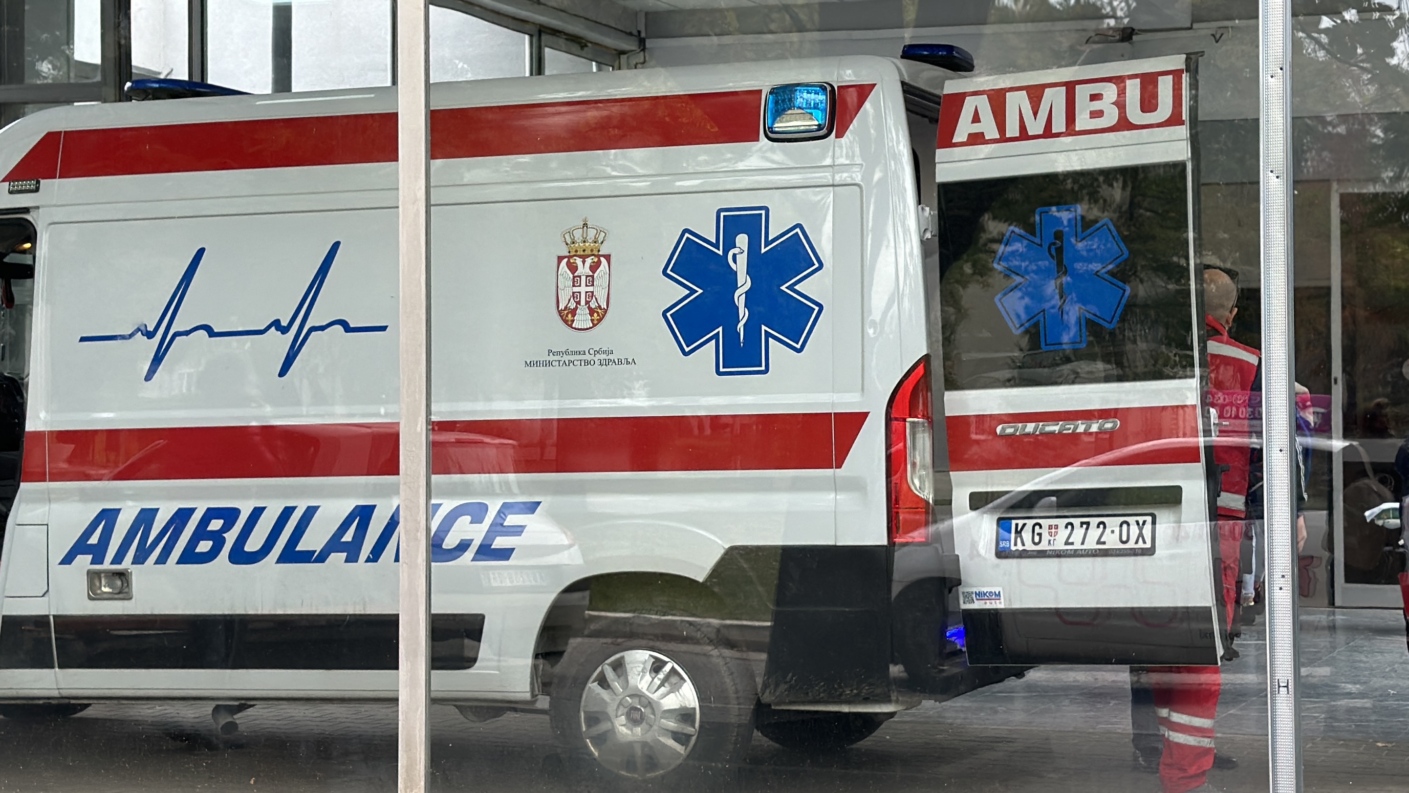 Teška nesreća u Karađorđevu: automobil udario u banderu i prevrnuo se