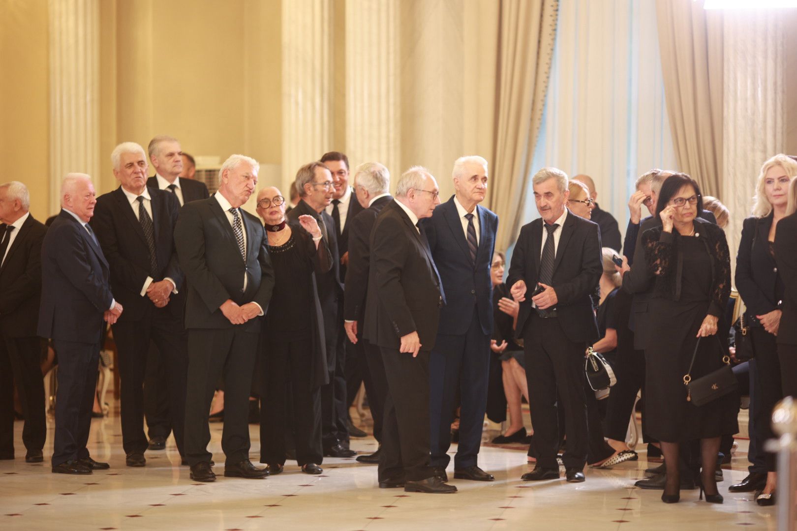 Slujba Stâlpilor, oficiată de preoți la catafalcul lui Ion Iliescu. Nume grele din politică au asistat la rugăciune