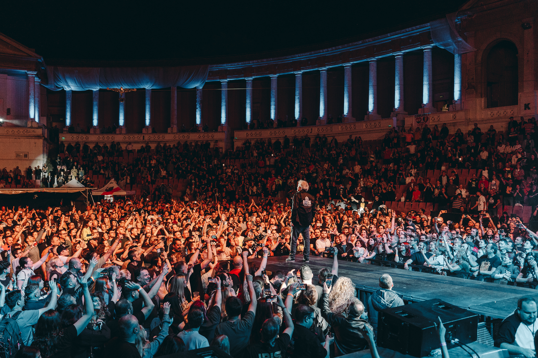 Cristi Minculescu, în genunchi pe scena de la Arenele Romane din București. Cum a apărut artistul în fața fanilor