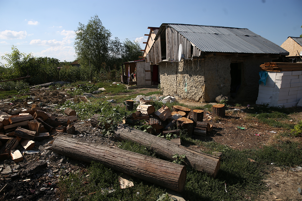 VIDEO | În cartierul dintr-un oraş vasluian unde străzile n-au nume și politicienii nu vin nici în campanie electorală oamenii au făcut, împreună, să răsară o casă