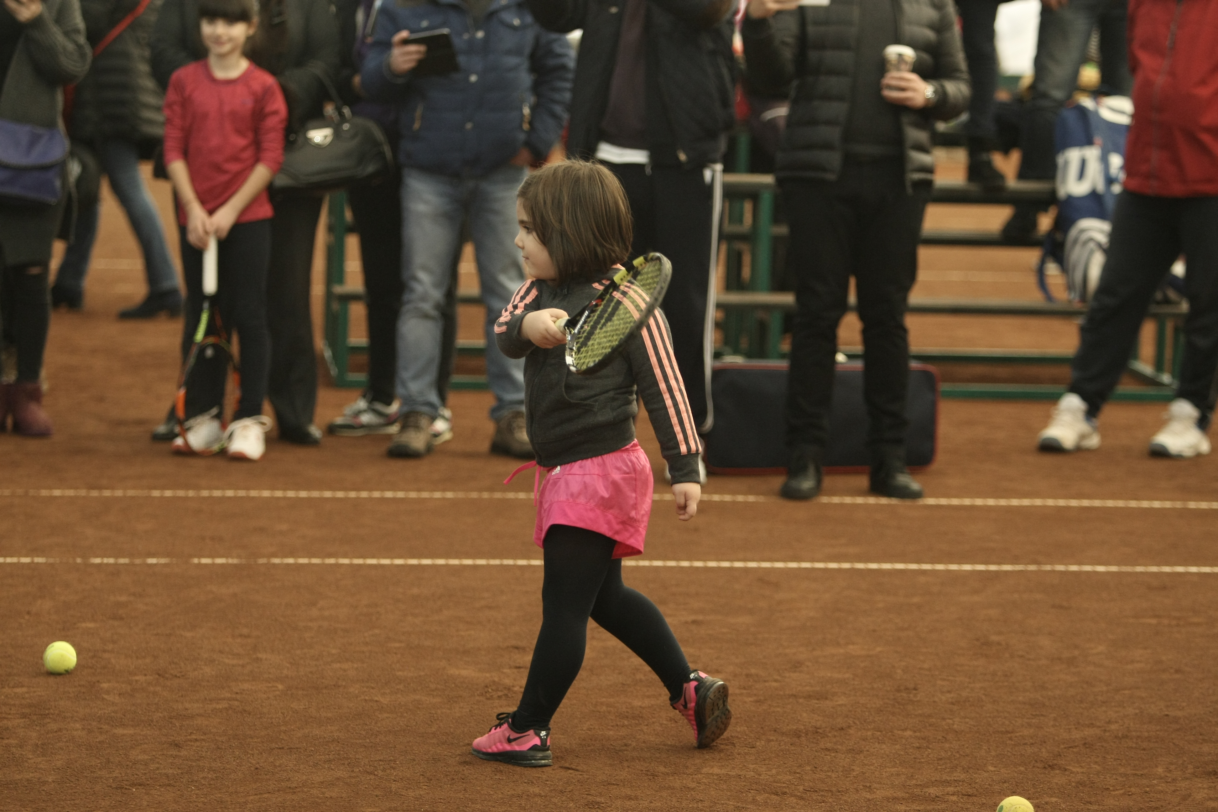 Simona Halep și-a luat energie de la copii! Un fost fotbalist stelist și-a adus fata, ca să ia autograf de la campioană / GALERIE FOTO