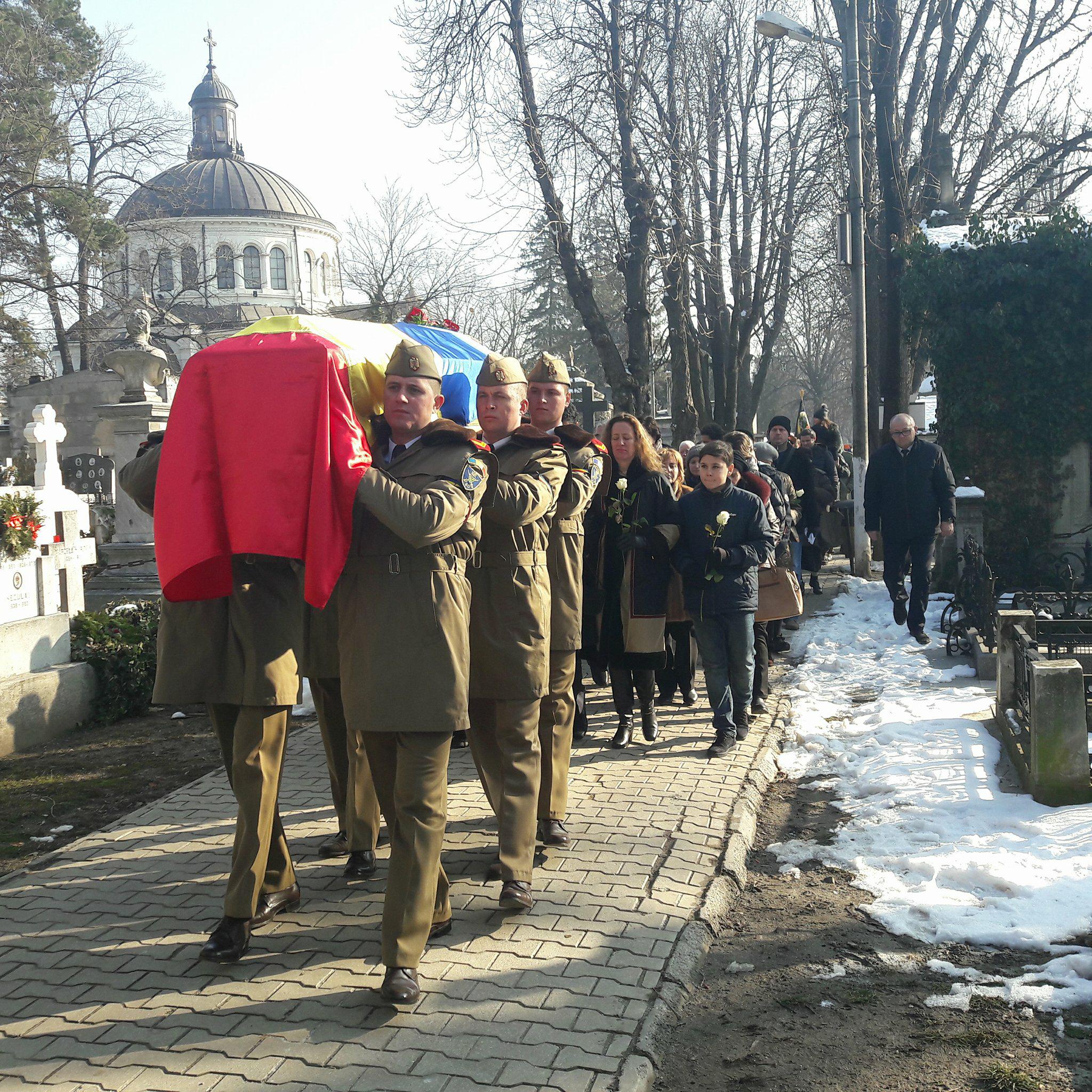 Neagu Djuvara, condus pe ultimul drum. Reputatul istoric a fost înmormântat cu onoruri militare / FOTO
