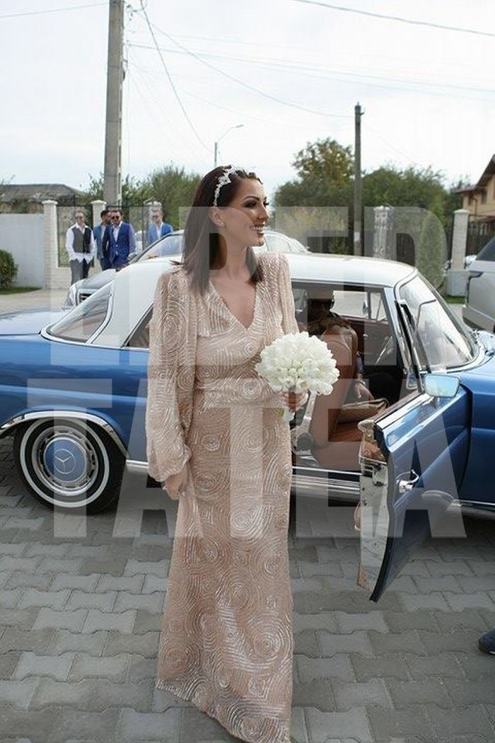 FOTO EXCLUSIV | Cum s-au îmbrăcat Ilinca Vandici și Andrei Neacșu la nunta lor. Ea, retro, el, trendy