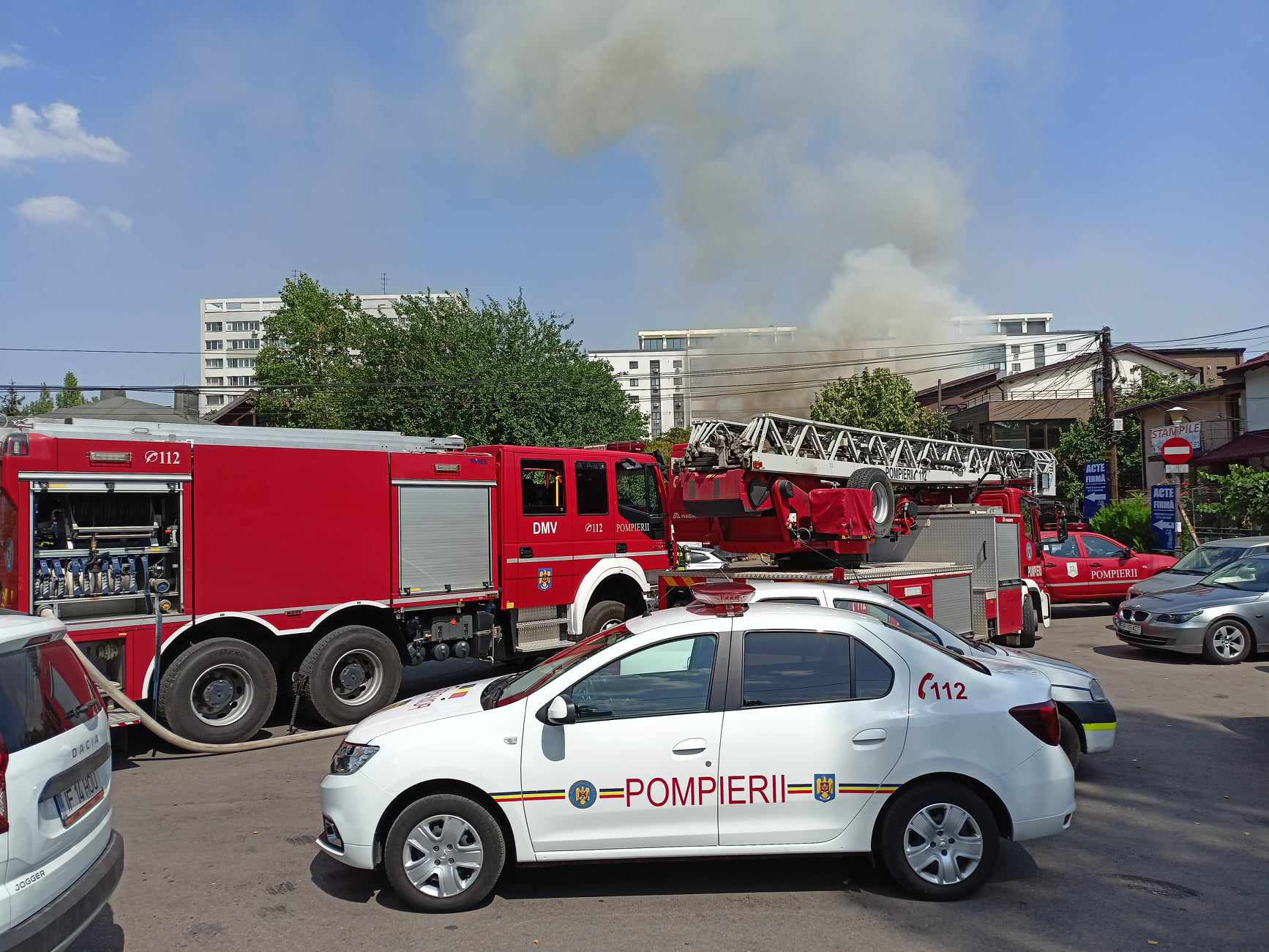 Incendiu în București. Trei case din zona Piața Muncii au fost cuprinse de flăcări