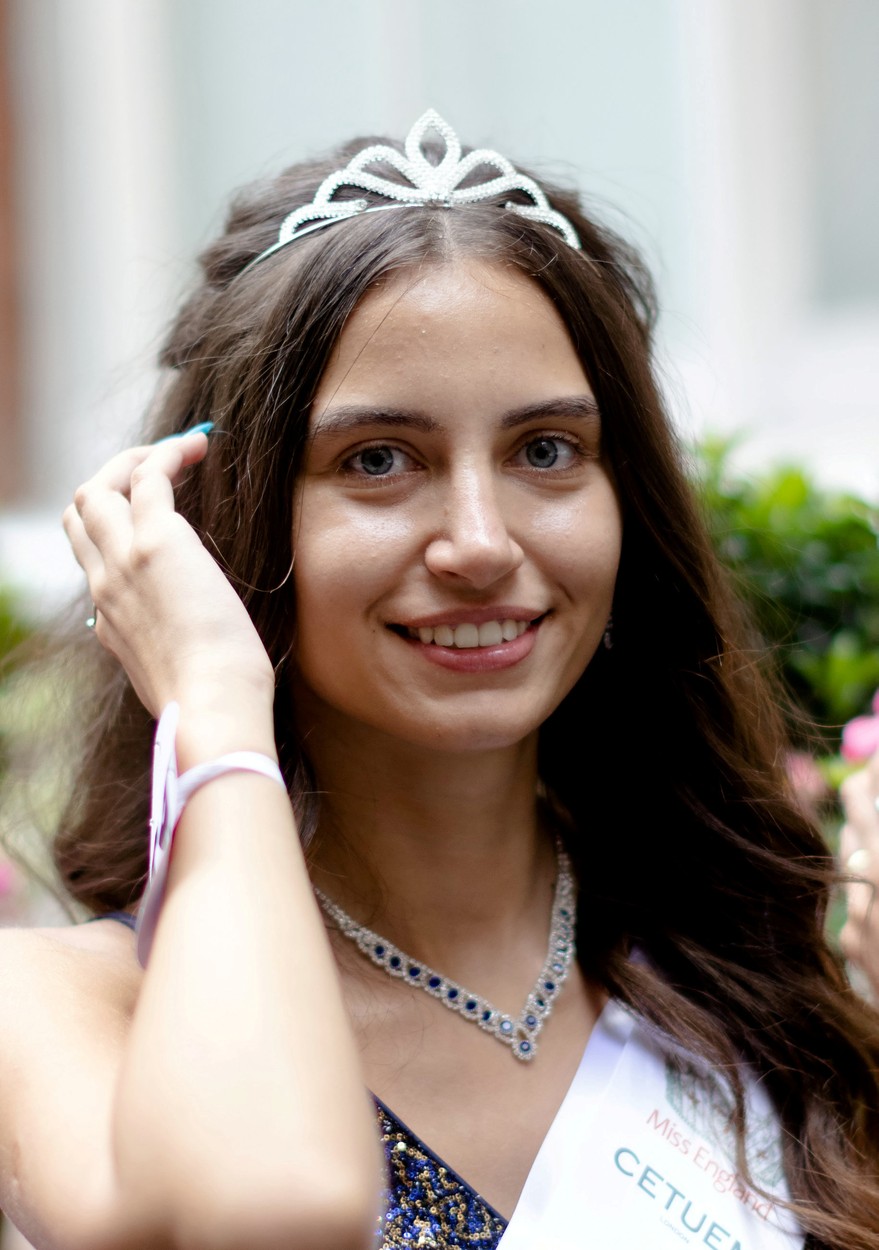 Niciodată în istoria de 100 de ani a Miss Anglia nu s-a mai întâmplat așa ceva: o tânără de 20 de ani concurează fără machiaj. „Defectele noastre ne fac să fim cine suntem” - FOTO