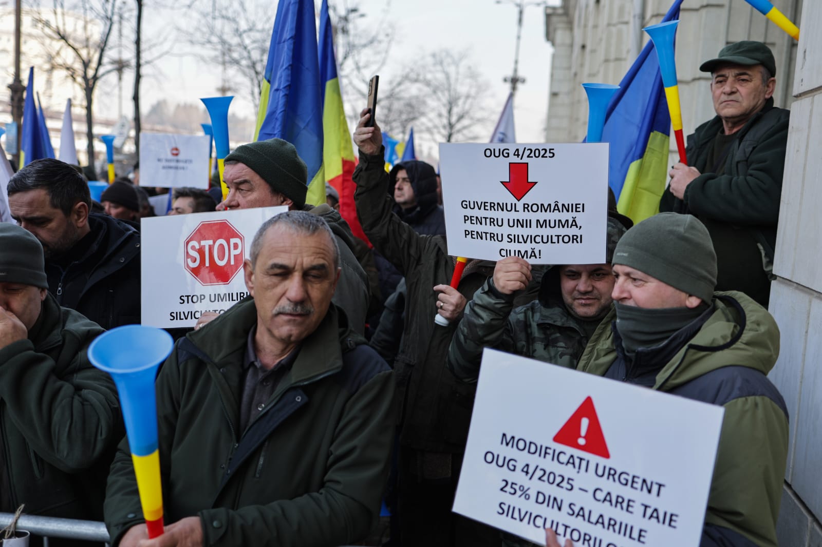 Protest al silvicultorilor în fața Ministerului Mediului, după ce Guvernul le-a redus salariile cu 25%