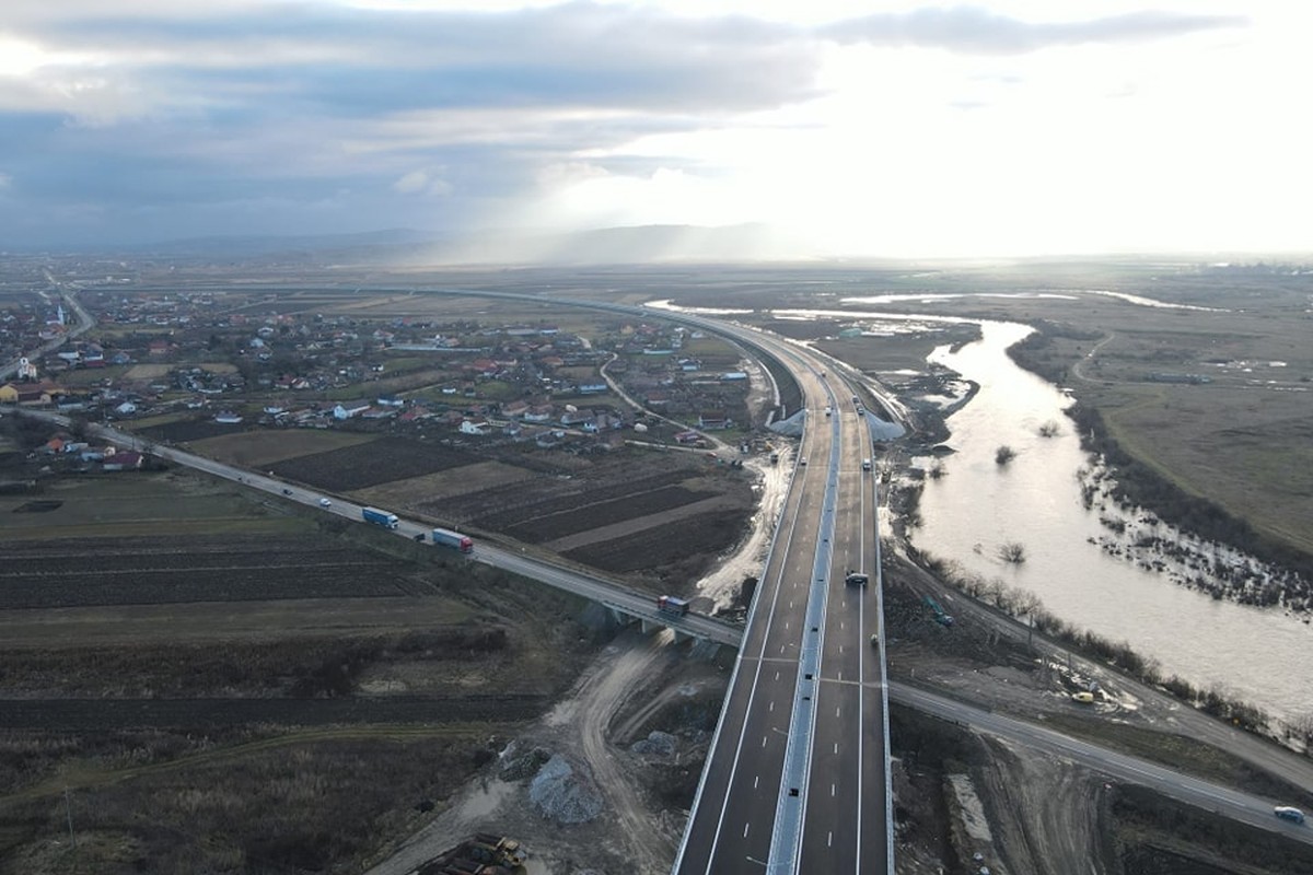 Drumul Cluj-Târgu Mureș se parcurge de joi pe autostradă. Un tronson din A3 a fost finalizat cu 8 luni înainte de termen