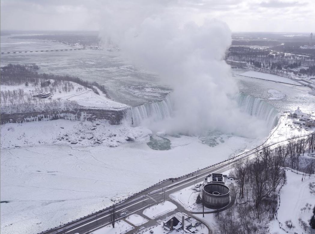 Imagini spectaculoase cu Cascada Niagara înghețată. Vizitatorii spun că ”e ca în castelul Elsei din Frozen”