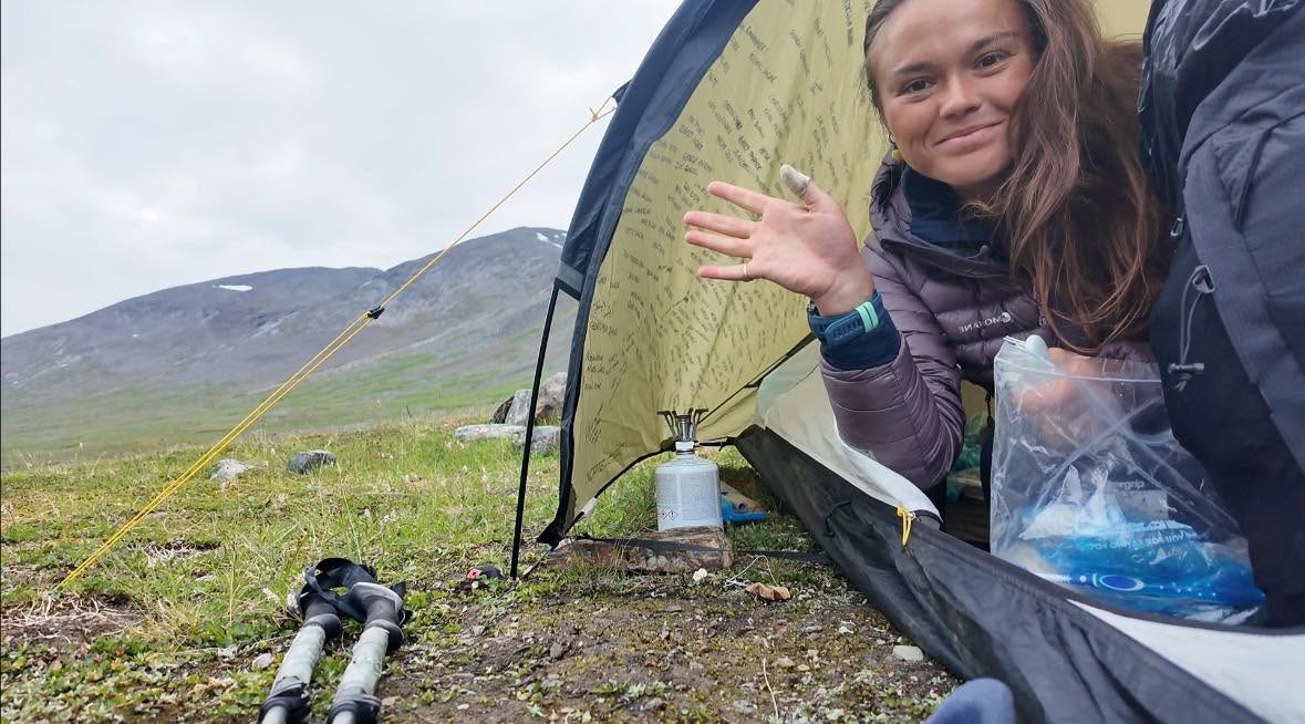Kit Birks, fosta asistentă care a făcut 8.000 km pe jos pentru prevenirea suicidului: „11 luni, 13 țări, ca 13 urcări pe Everest. Oamenii mi-au împărtășit durerea, luptele și speranțele lor”