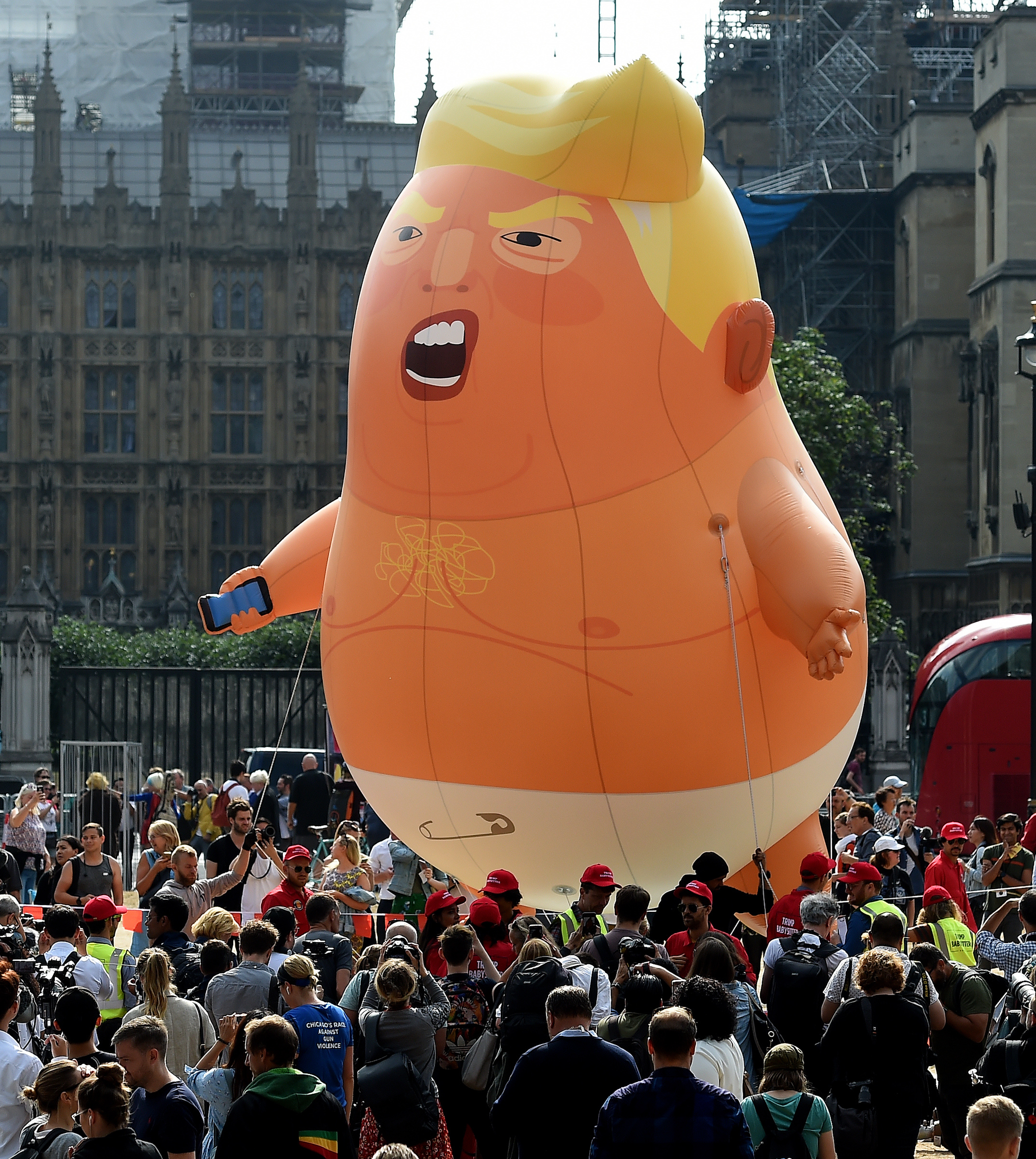 FOTO | Zeci de mii de oameni protestează la Londra împotriva vizitei lui Trump în Marea Britanie
