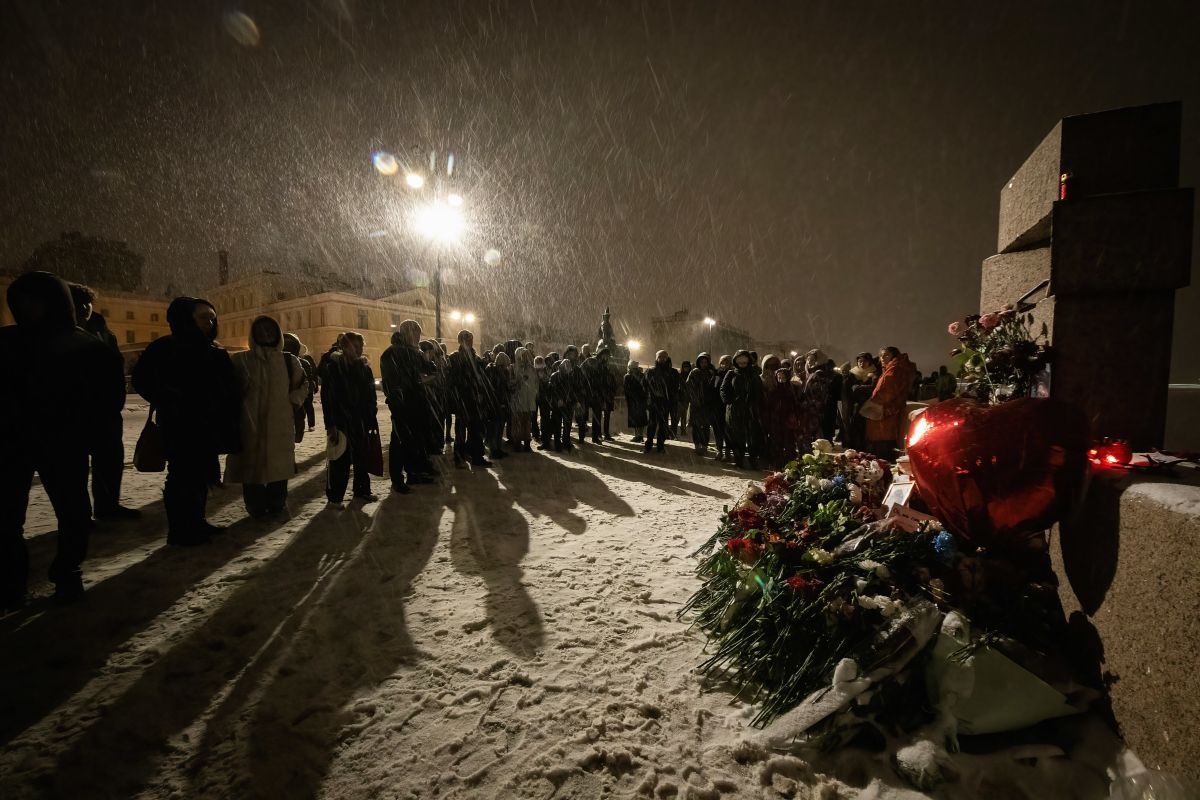 Peste 200 de rețineri în Rusia în urma protestelor tăcute. Oamenii au depus flori în memoria lui Aleksei Navalnîi, în mai multe orașe - UPDATE