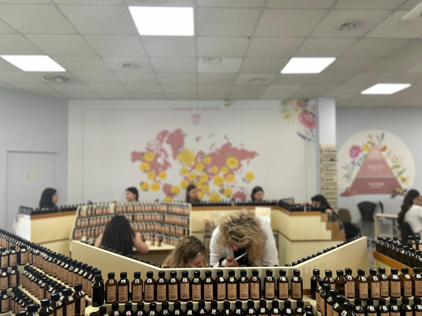 Românca Anesia Dican, între cei 200 de parfumieri ai lumii. Lucrează la Galimard, cea mai veche casă din Grasse, capitala mondială a miresmelor: „Are 1.000 de mirosuri. Nu alcool, nu tutun, nu condimente! Din 200, 40 sunt în Franța, 38 aici”. Ce parfumuri recomandă