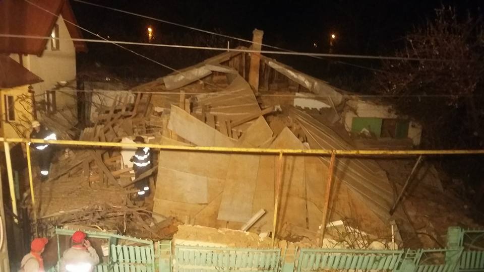 Casă prăbușită peste o bătrână, în urma unei explozii puternice în Roman. Femeia a fost grav rănită/ FOTO