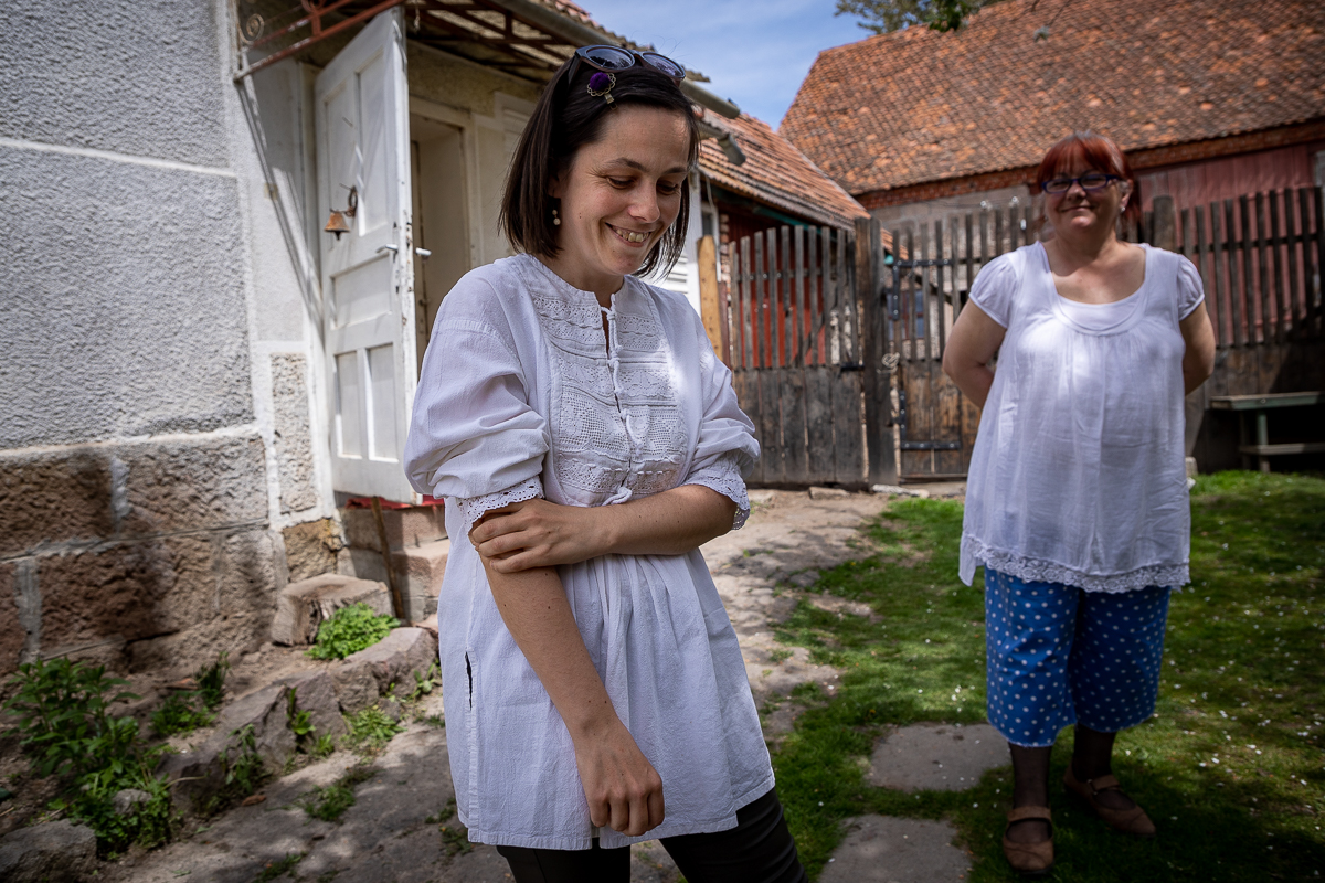 Lovită de o boală rară, o violonistă de 36 de ani din Covasna a uitat aproape totul, mai puțin muzica. “A uitat să plângă. Când o doare ceva, i se umplu ochii de lacrimi, dar râde”
