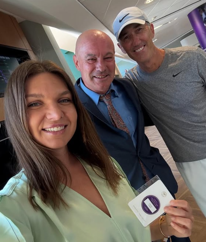 Cât costă rochia verde purtată de Simona Halep la Wimbledon. A accesorizat-o cu o geantă Chanel și bijuterii Van Cleef &amp; Arpels și Cartier