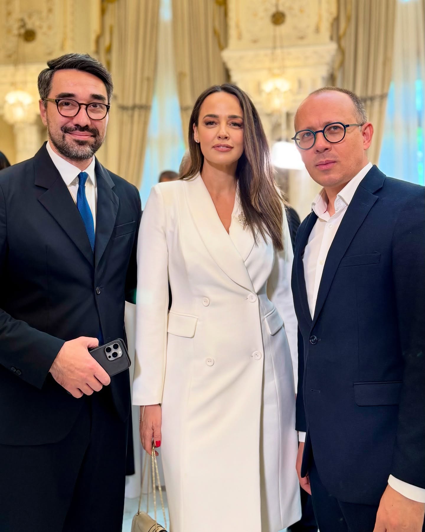 Imagini cu vedetele la învestirea lui Nicușor Dan. Delia, Andreea Raicu și Anca Serea nu au ratat ocazia de a face poză cu noul președinte al României