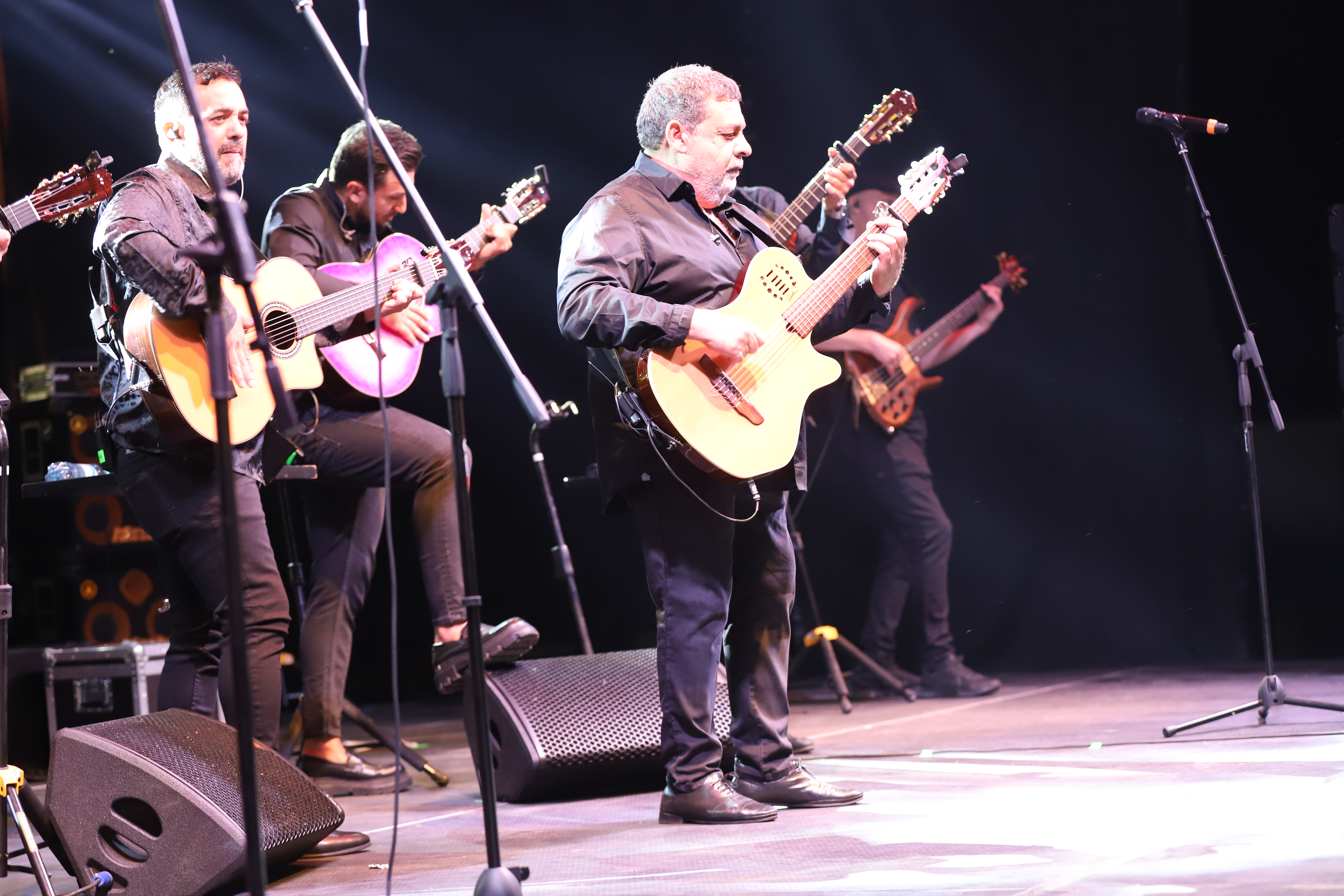 Seară latino la Festivalul Borșului Lipovenesc din Jurilovca. Concertul Gipsy Kings s-a prelungit cu un spectaculos foc de artificii: „România, I love you!” | FOTO REPORTAJ