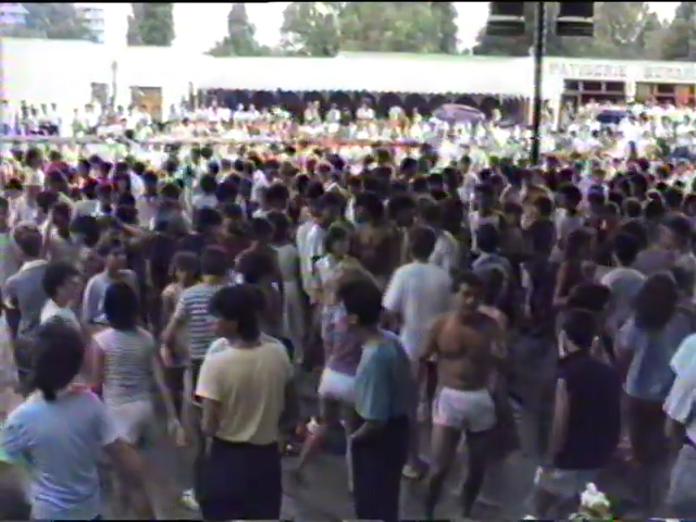 Sunt din „generația Untold”. Cum am văzut un film despre discotecile comuniste și cozile la alimente