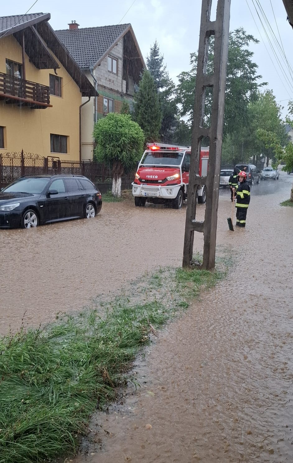 Un fulger a aprins anexa unei gospodării, iar mai multe case au fost inundate, după furtunile de duminică