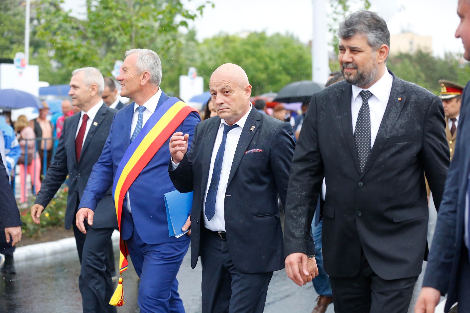 FOTOREPORTAJ: Peste 10.000 de oameni, la Buzău, de Ziua Eroilor. Jumătate au fost elevi aduși de profesori