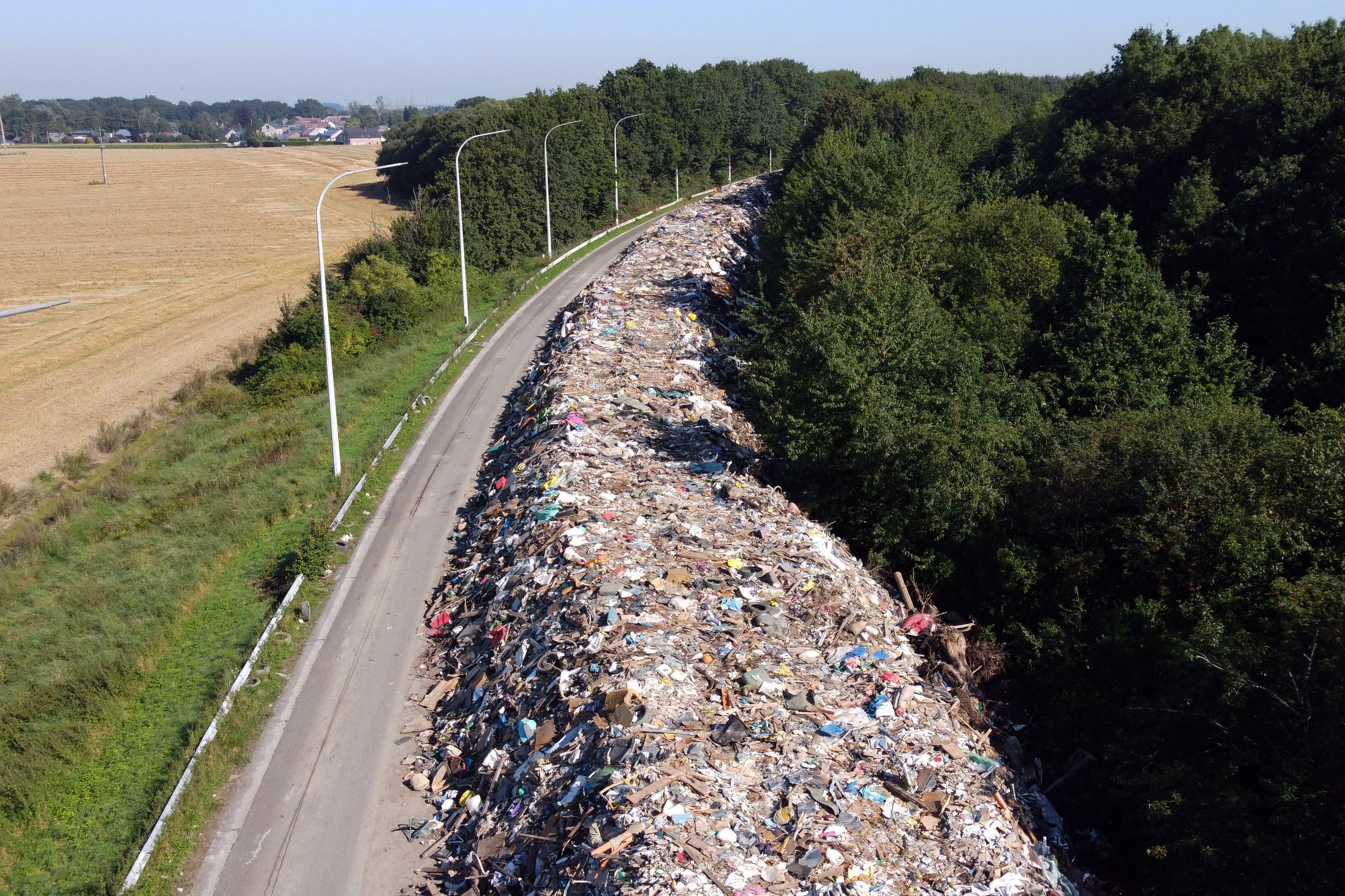 Imaginile dezastrului: O autostradă din Belgia, transformată în groapă de gunoi după inundațiile catastrofale din iulie