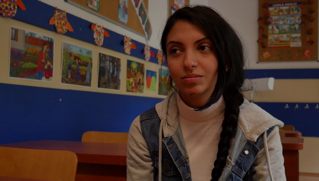VIDEO / Monica a început școala la 19 ani. "Când eram cu mama la cerșit, mă uitam la copiii cu ghiozdane în spate și visam ca într-o zi să fiu ca ei"
