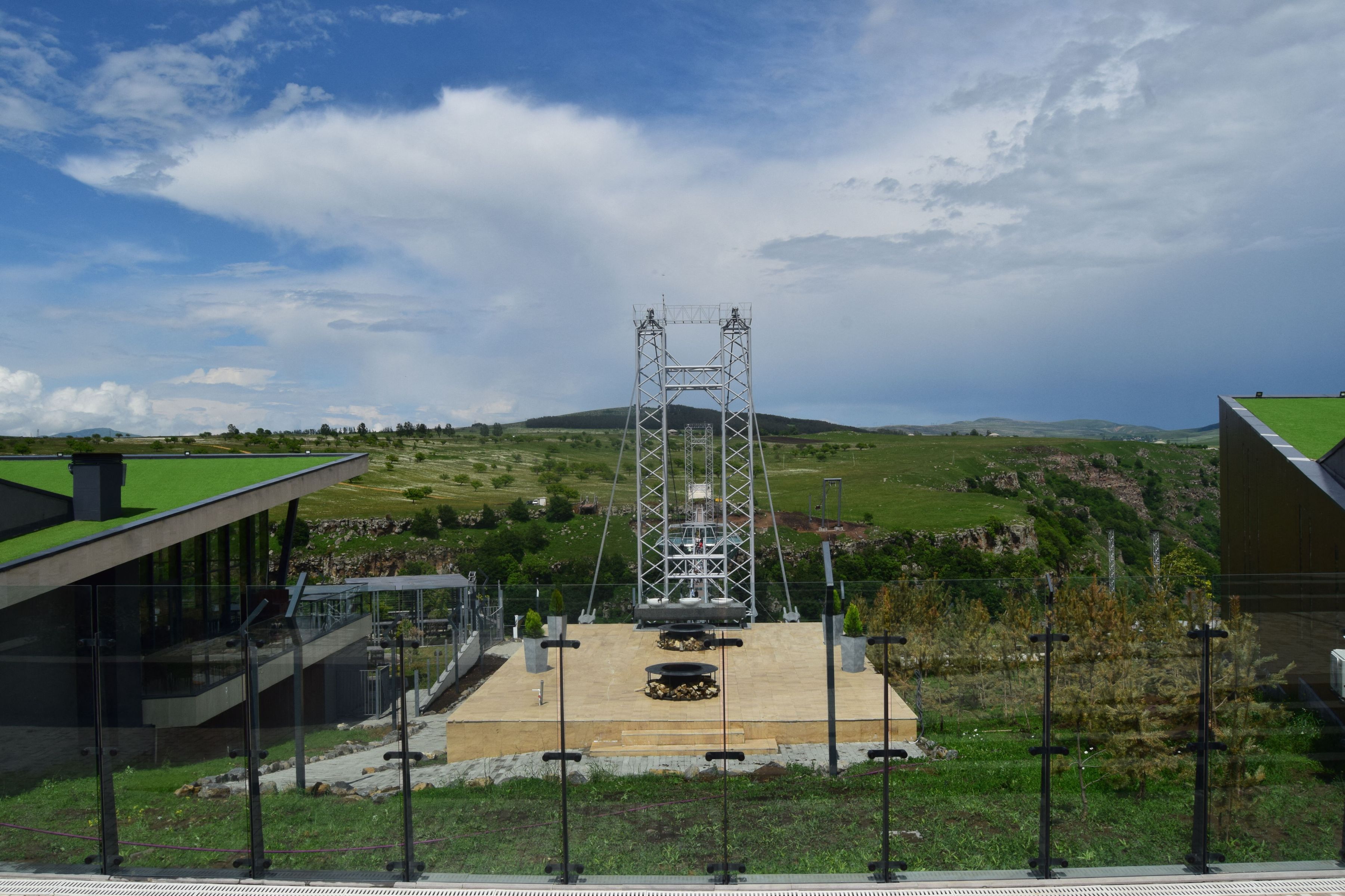 Bar din sticlă în formă de diamant, suspendat la 280 de metri deasupra unui canion. În ce țară a fost construit