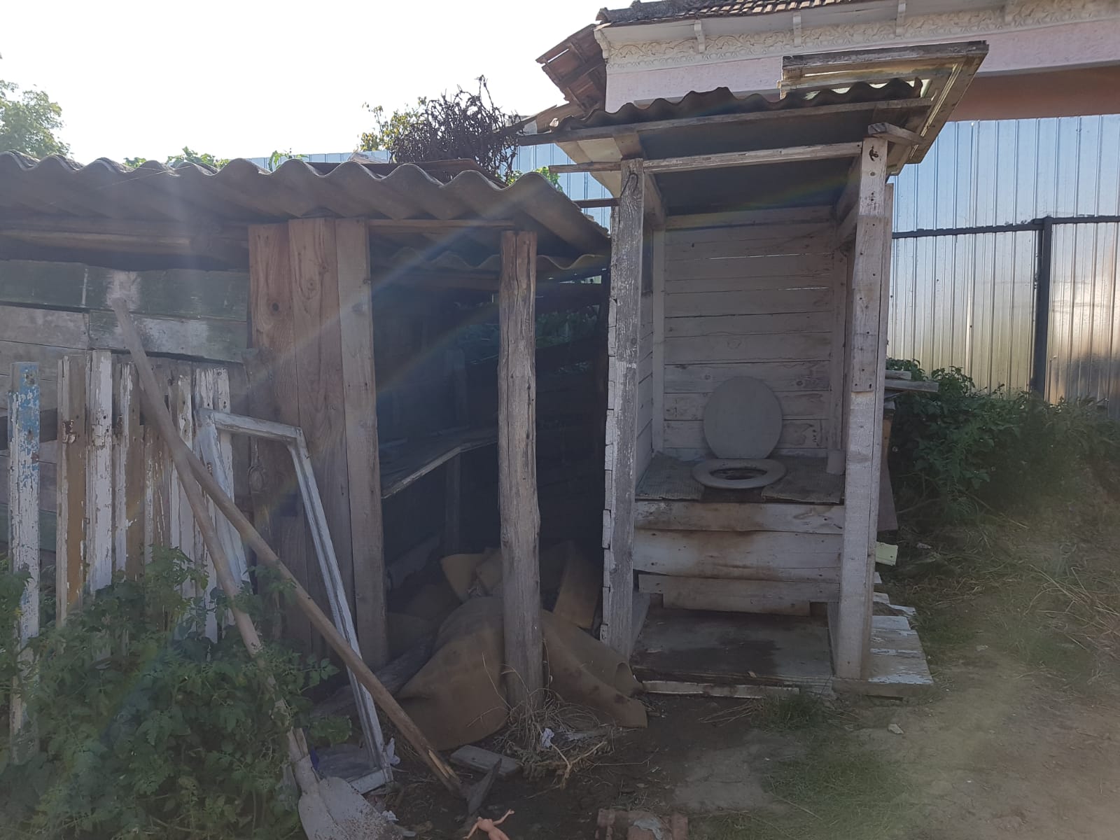 REPORTAJ: Am fost acasă la copila care merge flămândă la școală. Șapte suflete, fără speranță: trăiesc într-o cocioabă, fără frigider și aragaz și se tem că nu vor trece iarna/VIDEO&FOTO