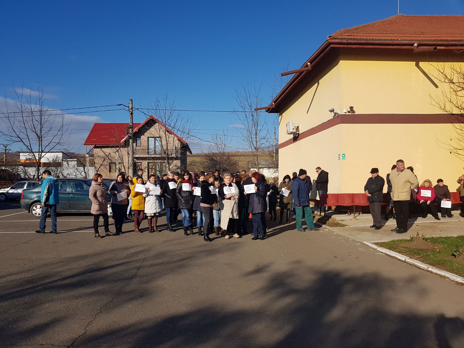 Angajații Protecției Copilului Vaslui au blocat activitatea nemulțumiți că nu și-au primit salariile. Pentru scurt timp, ei au blocat și DN24| FOTO&VIDEO