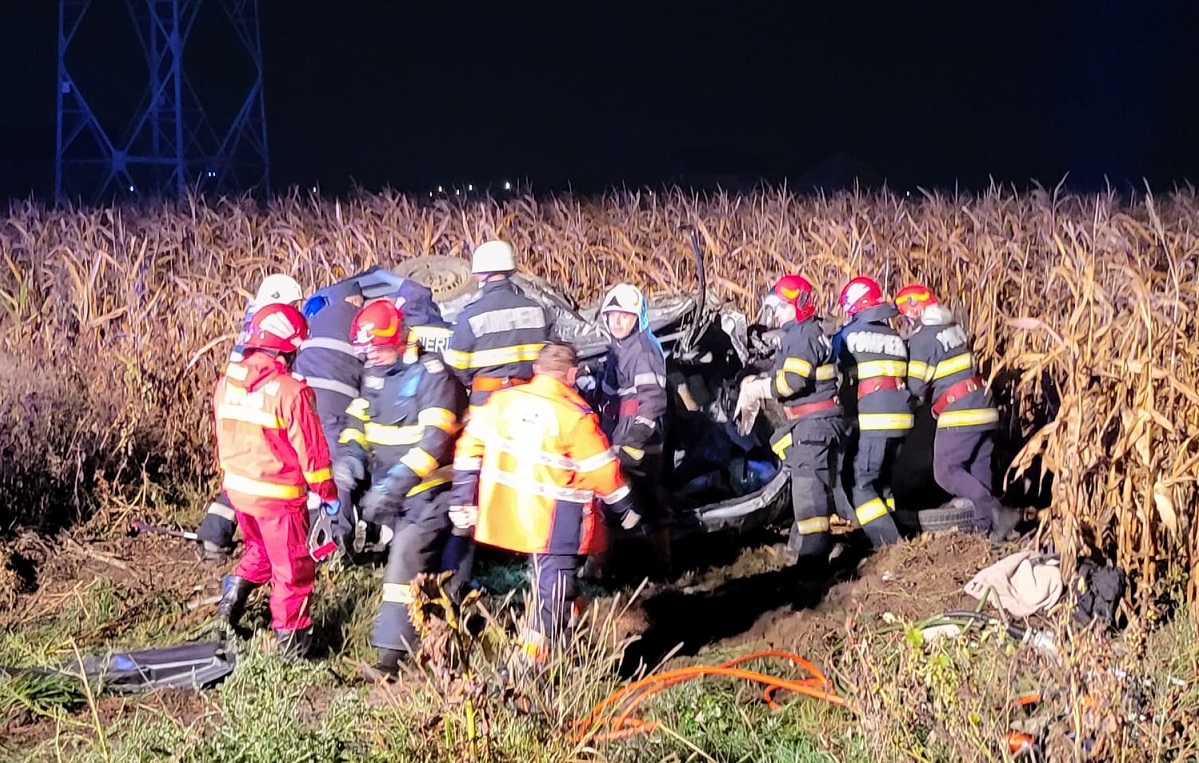 Patru morți din aceeași familie, pe o șosea din Neamț. Doi sunt copii, mașina în care erau a ajuns un morman de fiare, într-un lan de porumb