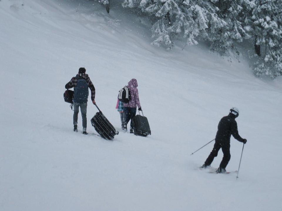 FOTO| Poliţiştii şi salvamontiştii, cu ochii pe turişti, pe pârtiile din Poiana Braşov. "Speedflying-ul“ şi snowmobilele sunt interzise