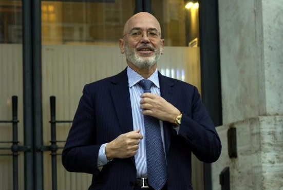 Un bancher italian și-a chemat 200 de prieteni ca să-i anunțe că se însoară, însă când a luat microfonul, a spus că aleasa l-a înșelat cu un avocat: „Ești liberă să pleci cu el în Mykonos”