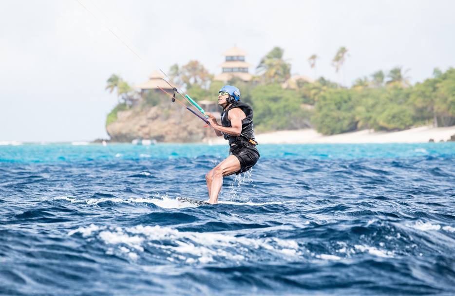 Obama se relaxează practicând surfingul. Fostul președinte al SUA își face de cap / GALERIE FOTO