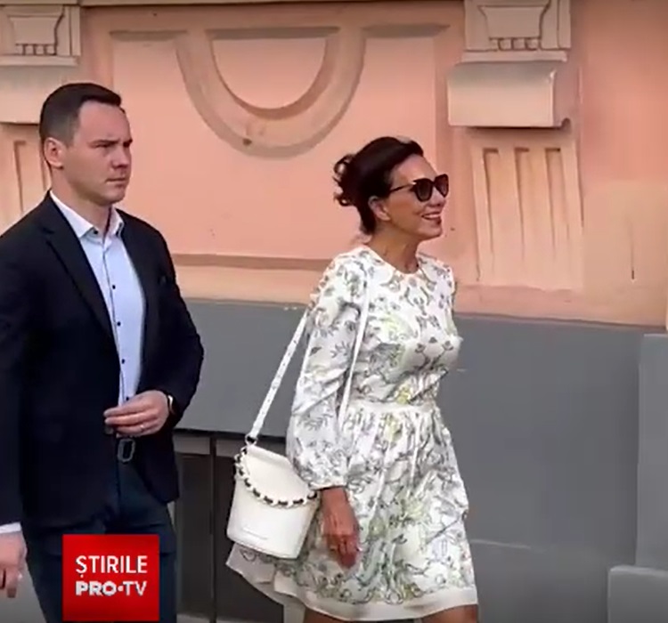 Ținuta purtată de Carmen Iohannis la vizita oficială în Germania alături de Klaus Iohannis. A ales un creator de modă român