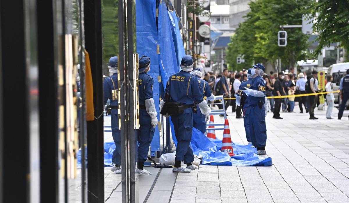 Zeci de persoane rănite, după ce un bărbat a stropit cu o substanță periculoasă într-un centru comercial de lux din Tokyo