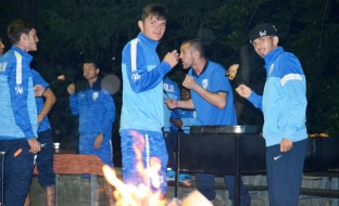 GALERIE FOTO / Dansând cu "lupii" pe lângă foc. Mutu, în FLĂCĂRI