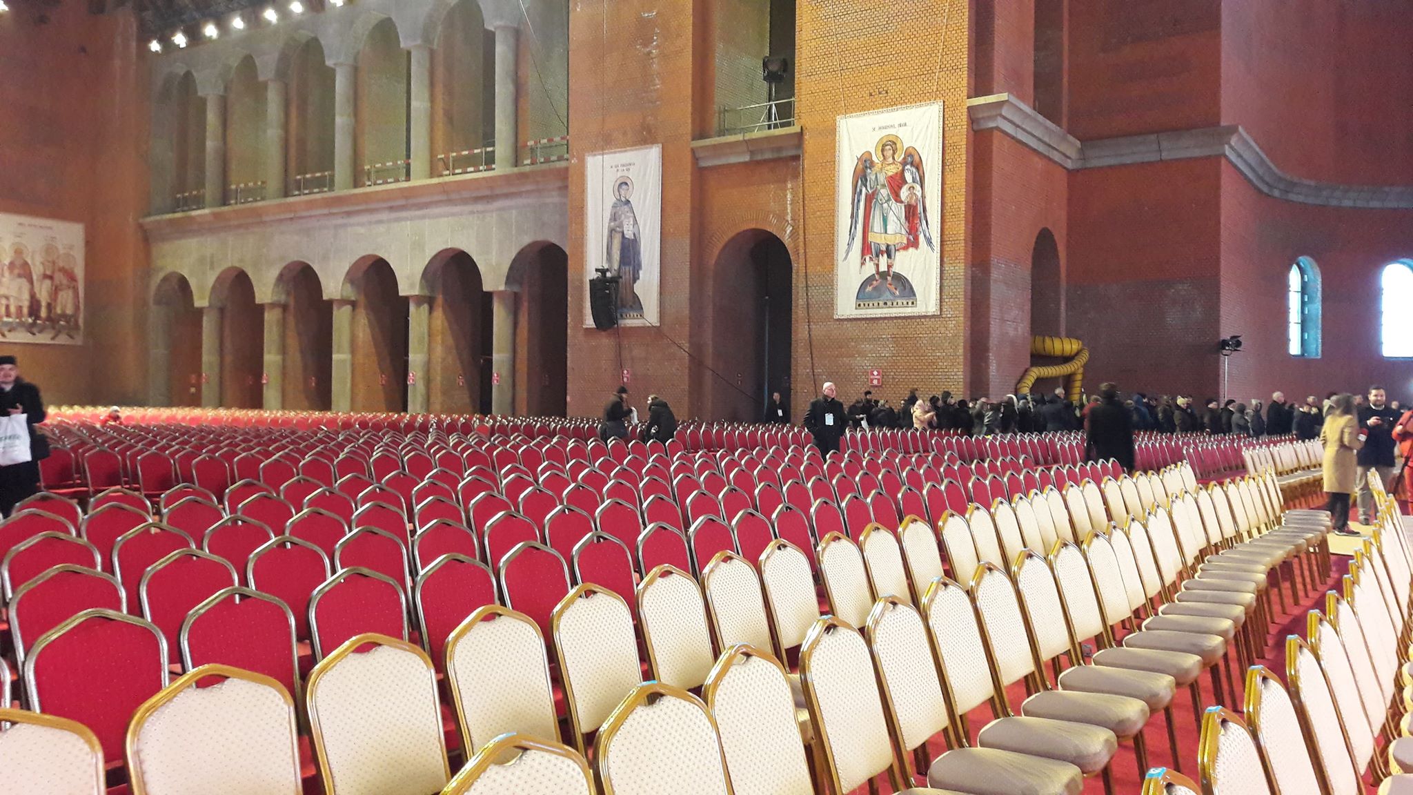 FOTO | Imagini din interiorul Catedralei Mântuirii Neamului. Patriarhul Daniel spune „este totuşi mică în raport cu populaţia credincioşilor care sunt afară”