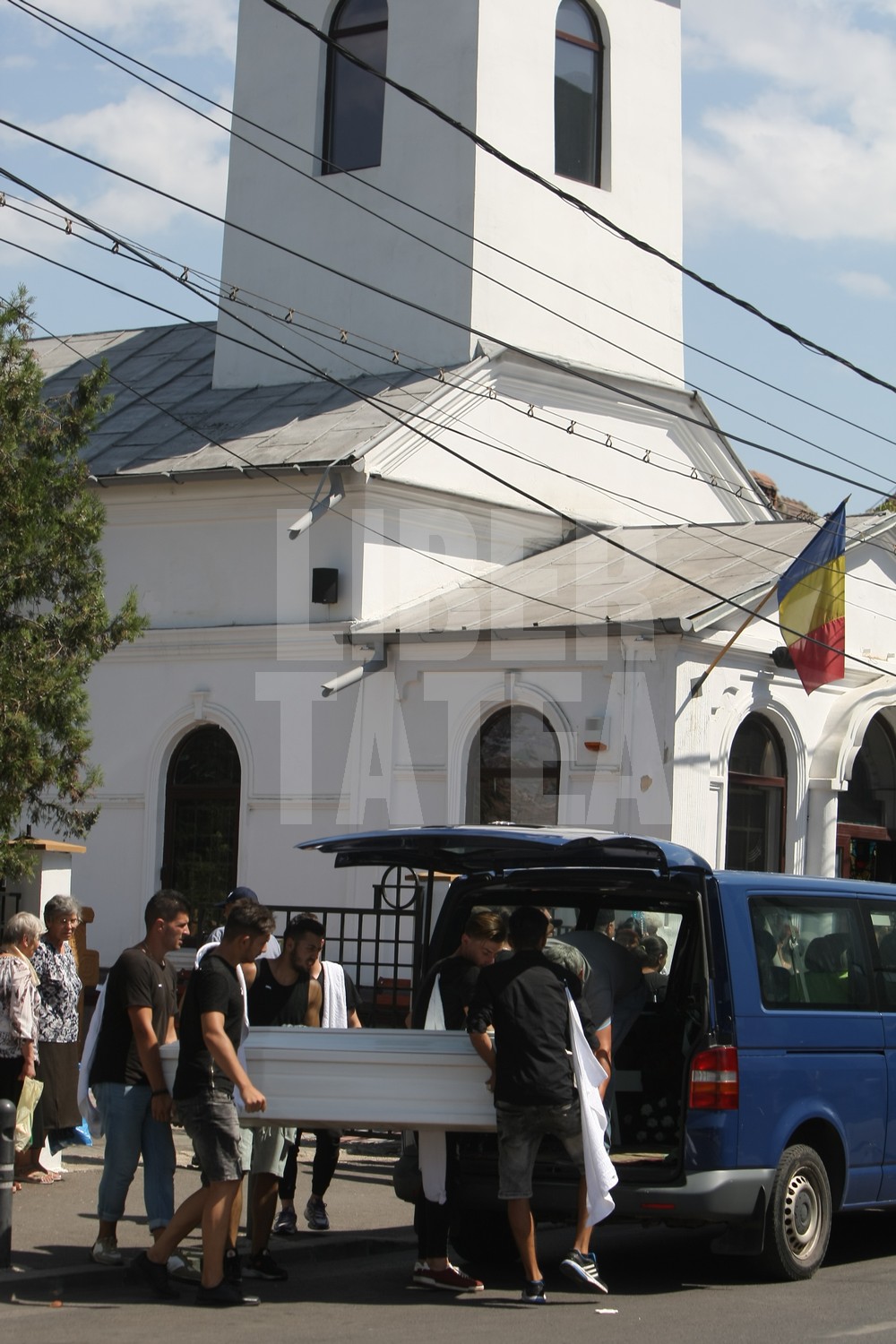 VIDEO. Înmormântarea femeii sinucigașe de la Brănești și a celor trei fetițe. Trupul neînsuflețit al mamei, depus separat la capelă / GALERIE FOTO