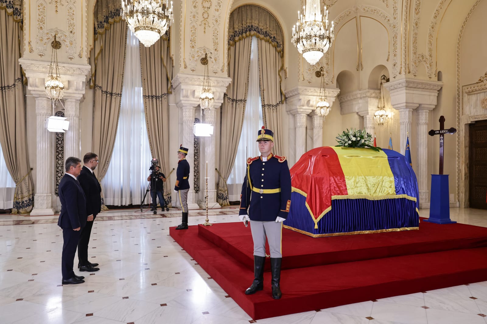 Funeralii de stat pentru Ion Iliescu. Ultimele omagii aduse în fața sicriului fostului președinte, în Sala Unirii, la Palatul Cotroceni