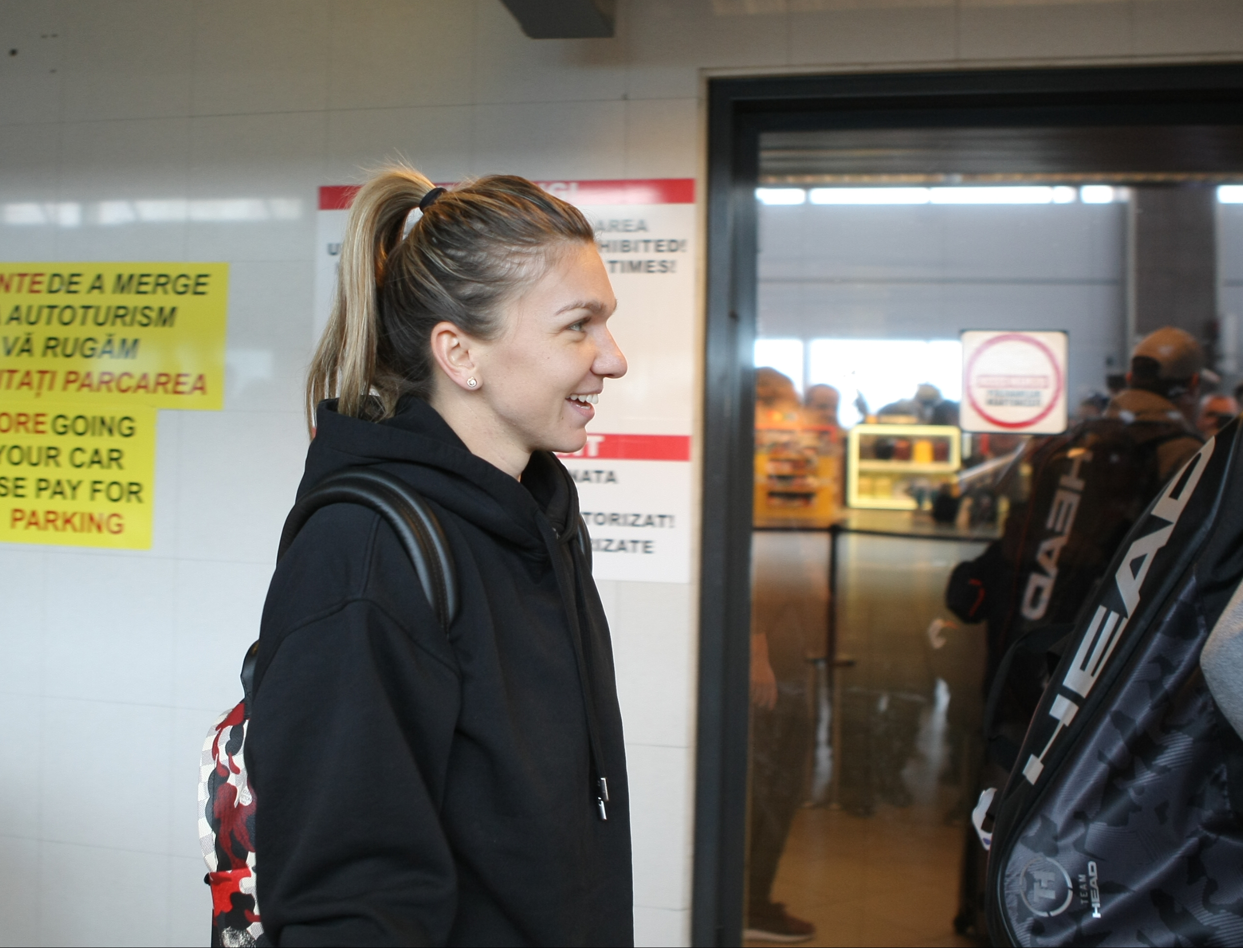 Simona Halep s-a întors acasă supărată și accidentată. A refuzat primirea la Salonul Oficial. Îmbulzeală la aeroport / GALERIE FOTO