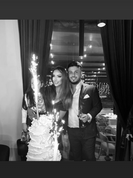 Bianca Drăgușanu și-a sărbătorit ziua de naștere cu șampanie cu foiță de aur și tort, alături de Gabi Bădălău: „Am fost pupată și iubită”