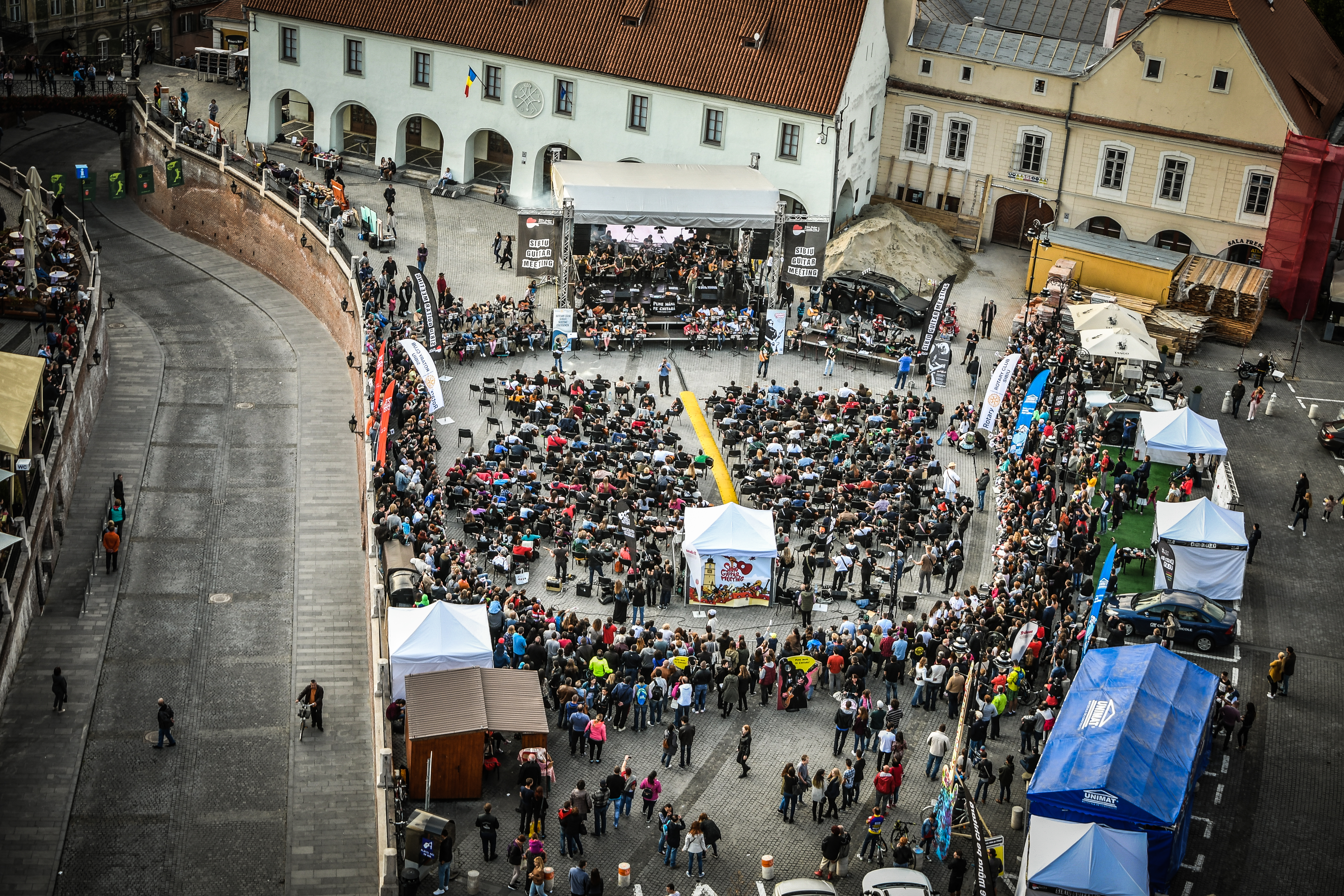 Sute de tineri şi-au acordat chitarele şi au cântat la unison la Sibiu FOTO&VIDEO