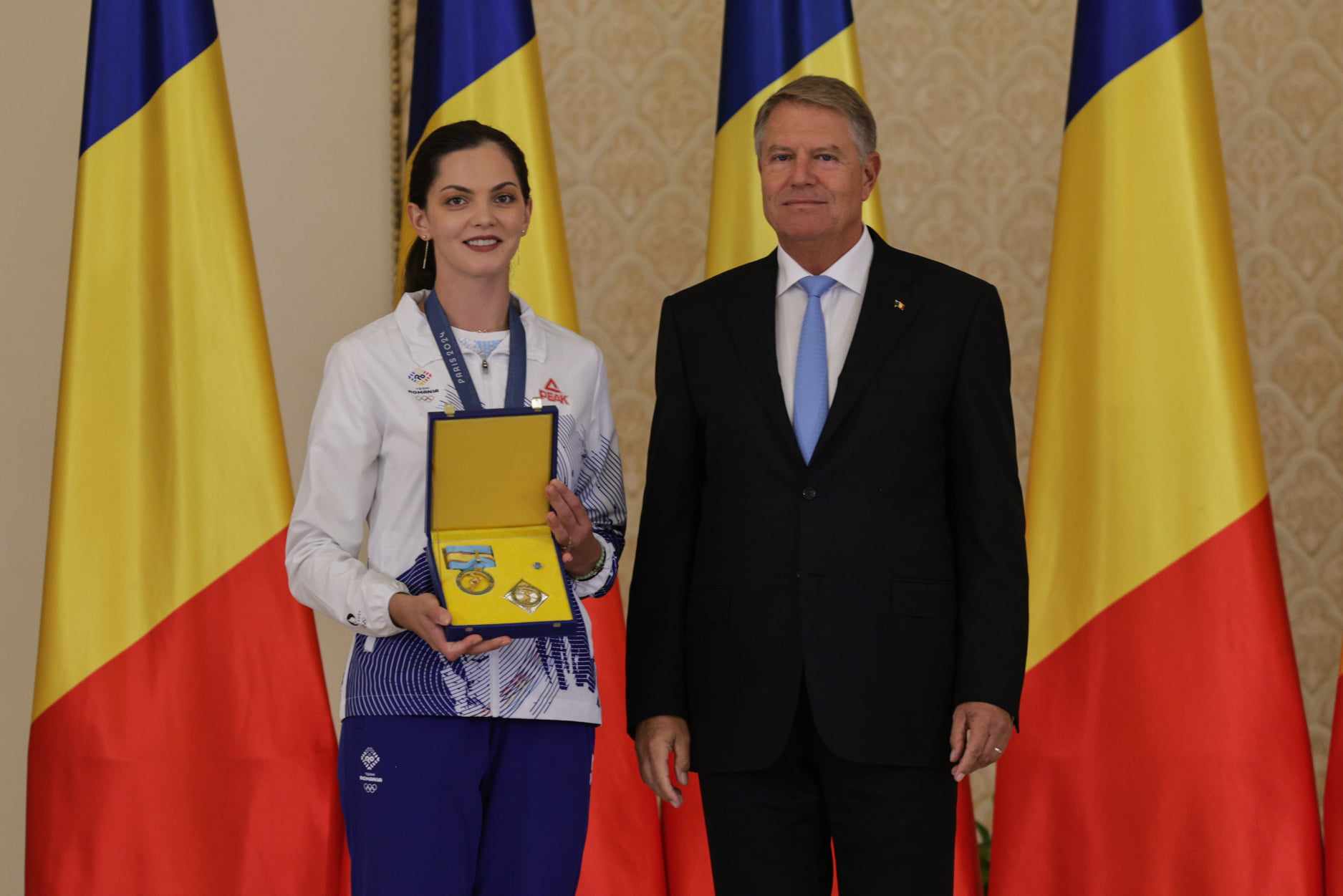 Gafă a președintelui Iohannis la decorarea medaliaţilor de la JO Paris. A spus „comemorarea”, în loc de „ceremonia” | VIDEO