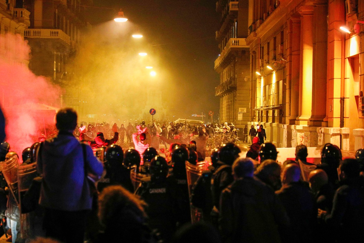 VIDEO | Lupte de stradă la Napoli între protestatari și forțele de ordine din cauza măsurilor anti-COVID luate de autorități
